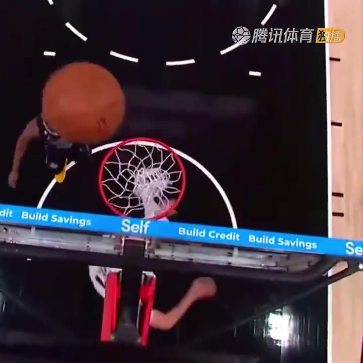 罕見一幕！努爾基奇拋投 球神奇停在籃板上沿 看呆凱爾登！（努爾基奇集錦）