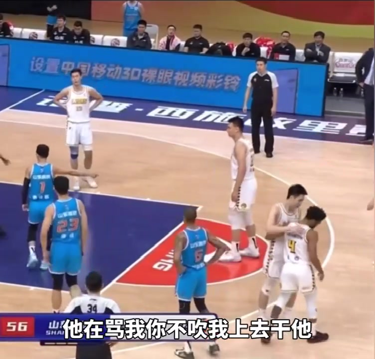 被庫(kù)克罵毛了？高詩(shī)巖對(duì)裁判說(shuō)：他再罵我你不吹，我就上去干他！（高詩(shī)巖對(duì)新疆）